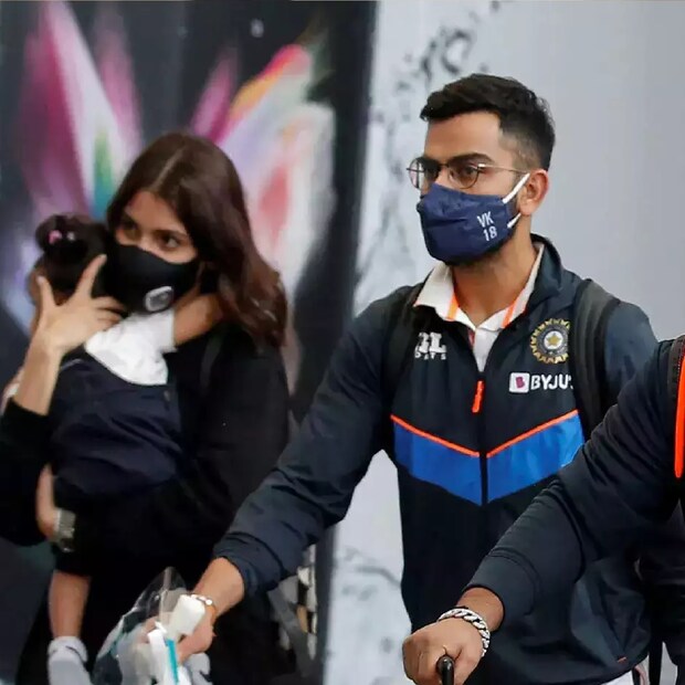 এবার ফের মেয়ে ভামিকার সঙ্গে ছবি পোস্ট করলেন বিরাট কোহলি। তবে এবারও তিনি মেয়ের মুখ দেখালেন না। 