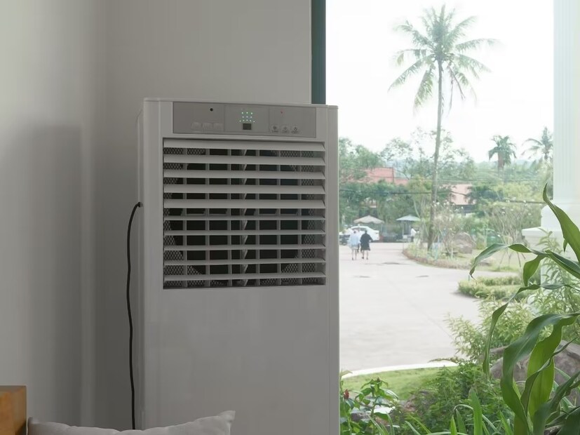 Voltas Mega 70 কুলারের পাওয়ার খরচ ১৭৫Watt। এতে ঠাণ্ডা করার জন্য টার্বো ফ্যান ব্যবহার করা হয়েছে। কুলারের পাশাপাশি কোম্পানিটি দিচ্ছে একটি ধাতব ট্রলি এবং এতে ৫টি চাকা লাগানো রয়েছে। এই কুলারে সবকিছু কন্ট্রোল নবের মধ্যে দেওয়া রয়েছে। এতে রিমোট ফাংশন পাওয়া যায় না।