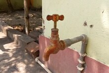 এই গরমে এক ফোঁটাও জল পাচ্ছে না এখানকার মানুষ!