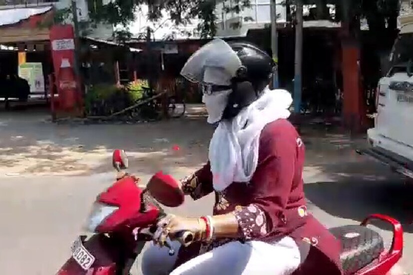 দক্ষিণবঙ্গের বেশ কয়েকটি জেলায় তাপমাত্রার পারদ ফের ৪০ ডিগ্রির কাছাকাছি পৌঁছবে। যদিও আগুন জ্বালানো আবহাওয়া পরিস্থিতির সৃষ্টি হবে না বলে আশা করছেন আবহাওয়াবিদরা। (Reporter: Nayan Ghosh)