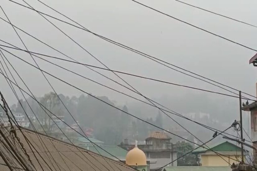 তবে দক্ষিণবঙ্গ এখনই তাপপ্রবাহের হাত থেকে রক্ষা পাচ্ছে না৷ আবহাওয়া দফতরের তরফ থেকে বলা হয়েছে, শনিবার পর্যন্ত এই তাপপ্রবাহ চলতে পারে৷ তার পর হালকা বৃষ্টির সম্ভাবনা রয়েছে৷ 