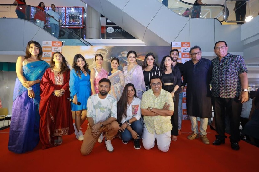 উইলিয়াম শেক্সপিয়ারের গল্প 'ম্যাকবেথ' অবলম্বনে রাজর্ষি দে নিয়ে আসছেন তাঁর নতুন ছবি 'মায়া'। লোভ, উচ্চাকাঙ্ক্ষা, পাপ, এবং দুর্নীতির আবহে আবর্তিত হবে এই গল্প। 