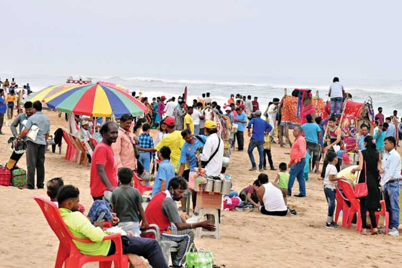 ভুবনেশ্বরও সমান ভাবে চলছে তাপপ্রবাহ। এখন বেশ কিছুদিন এই তাপপ্রবাহ অব্যাহত থাকবে।