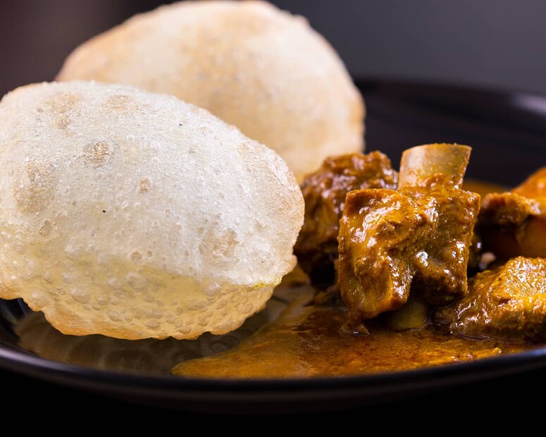 বাংলার নানা প্রান্তে লুচির আয়তন ভিন্ন ভিন্ন। গ্রাম বাংলা থেকে যত কলকাতার দিকে যাওয়া যাবে লুচির আয়তন তত কমতে কমতে ছোট হতে থাকে। গ্রামের দিকে একটি লুচির ব্যাস ৬-৮ ইঞ্চি,আবার কলকাতার দিকে এটি কমতে কমতে ৩-৪ ইঞ্চি। ইতিহাসবিদদের একাংশের মতে, এর নেপথ্যে রয়েছে শ্রেণী বৈষম্য। শিক্ষিত উন্নত শ্রেনী নিজেদের বাবুয়ানার নিদর্শন হিসেবে ছোট আকারের লুচি খেতেন।