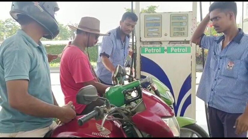 পেট্রোল বা ডিজেল চালিত গাড়ির ক্ষেত্রে এই নিয়ম অবশ্যই মানতে হবে। বেশি করে সতর্ক হতে হবে বাইক চালকদের। গরমে না হলেই ঘটতে পারে চরম বিপদ। photo source collected 