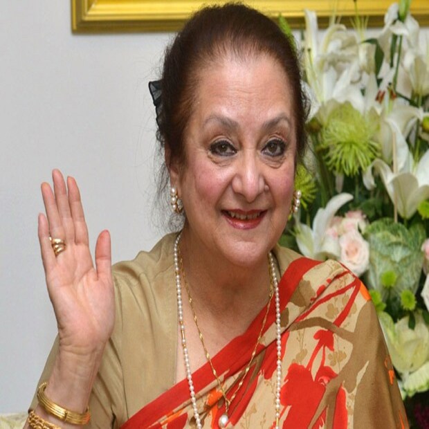 সায়রা বানু: রুপোলি পর্দায় খ্যাতির শীর্ষে থাকাকালীনই হাসিমুখে সেই আলো ঝলকানির দুনিয়াকে বিদায় জানিয়েছিলেন সায়রা বানু। স্ত্রীর কর্তব্য এবং সংসারই গুরুত্ব পেয়েছিল তাঁর জীবনে। ১৯৬৬ সালে মাত্র ২২ বছর বয়সে অভিনেতা দিলীপ কুমারকে বিয়ে করে সংসারী হয়েছিলেন অভিনেত্রী।