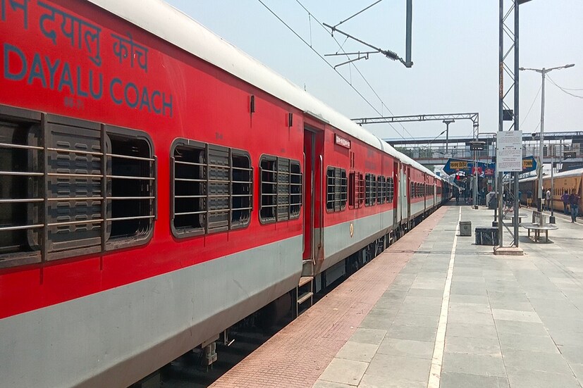 ফারাক্কা এক্সপ্রেসের নতুন স্টপেজ। মালদহ দিল্লি ফারাক্কা এক্সপ্রেস এবার থেকে আরও দুটি স্টেশনে দাঁড়াবে। রেলের পক্ষ থেকে এমনই এক বিজ্ঞপ্তি জারি করা হয়েছে। (Reported By: Harashit Singha)