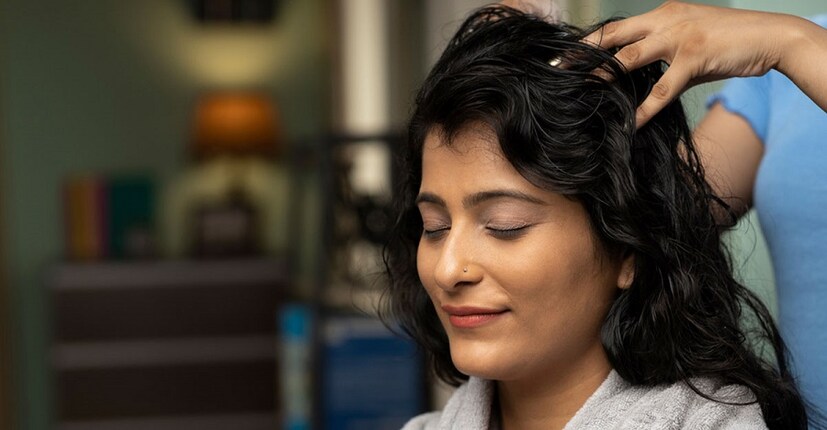আমরা অনেকেই সারারাত চুলে তেল মেখে রাখি। অনেকেই মনে করেন এতে চুলের পুষ্টি বৃদ্ধি পায়ণ, চুলের গোড়া শক্ত হয়। এবং তাড়াতাড়ি  চুল বড় হয়। জানেন কী এটা একেবারেই ভুল ধারণা। উল্টে এতে ক্ষতি হয় চুলের। photo source collected 