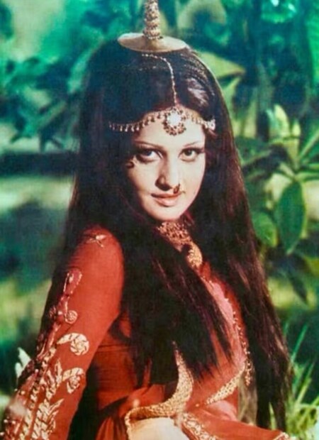  এক দরিদ্র পরিবারে জন্মেছিলেন রানি। তিনি ছিলেন পাকিস্তানের বিখ্যাত গায়িকা মুখতার বেগমের গাড়িচালকের মেয়ে। চালকের দারিদ্র্য দেখে রানি বেগমকে দত্তক নিয়েছিলেন মুখতার। বরাবরই নায়িকা হওয়ার স্বপ্ন দেখতেন রানি। ফলে দত্তক-কন্যার প্রতিভা দেখে তাকে নাচ এবং গানের প্রশিক্ষণ দিতে শুরু করেন মুখতার বেগম।