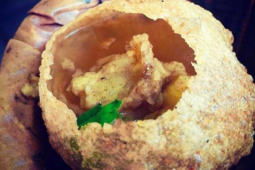 কথায় বলে, “যা নেই মহাভারতে,তা নেই ভূ ভারতে”। একদিন থেকে কিন্তু ঠিক! অর্থাৎ, মহাভারতেও রয়েছে ফুচকার উল্লেখ এবং সেদিক থেকে ধরতে গেলে সেটিই প্রথম ফুচকা খাওয়া। মহাভারতে সদ্য বিবাহিতা দ্রৌপদী শাশুড়ি কুন্তির সঙ্গে বাড়ি ফিরে আসেন, পাণ্ডবরা তখন নির্বাসনে। কুন্তি পরীক্ষা করতে চেয়েছিলেন, তাঁর পুত্রবধূ কত কম উপাদান দিয়ে সংসার চালাতে পারেন। তিনি দ্রৌপদীকে কিছু উচ্ছিষ্ট আলু এবং বেশ অনেকটা গমের আটা দিয়েছিলেন, বলেছিলেন এমন একটা খাবার তৈরি করতে, যাতে তাঁর পাঁচ ছেলের ক্ষুধা মিটতে পারে। তখন নাকি দৌপদী একটি বড় লুচি তৈরি করেছিলেন, মাঝে ভরে দিয়েছিলেন আলুর পুড়। মনে করা হয়, সেটিই প্রথম ফুচকা !