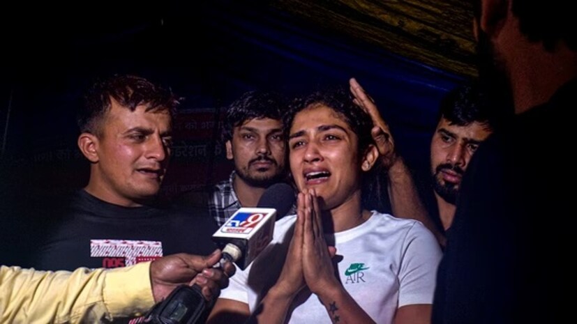 কুস্তিগীরদের অভিযোগ, পুলিশ অফিসাররা তাঁদের সঙ্গে দুর্ব্যবহার শুরু করেন এবং মহিলা কুস্তিগীরদের সঙ্গেও খারাপ ব্যবহার করেন। পিটিআই-এর সাথে কথা বলতে গিয়ে প্রাক্তন কুস্তিগীর রাজবীর বলেছেন, "বৃষ্টির কারণে গদিগুলি ভিজে গিয়েছিল, তাই আমরা ঘুমানোর জন্য অন্য বিছানা নিয়ে আসছিলাম। কিন্তু পুলিশ অনুমতি দেয়নি। মাতাল অবস্থায় পুলিশ কর্মী ধর্মেন্দ্র কুস্তিগীর ভিনেশ ফোগাটকে গালিগালাজ করেন এবং আমাদের মারধর করেন।