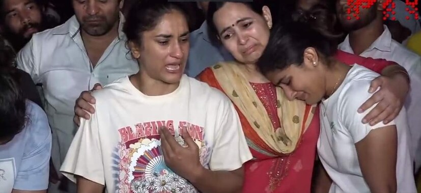 ভিনেশ ফোগট বলেছেন, আমরা তো অপরাধী নই। তা হলে আমাদের সঙ্গে এমন ব্যবহার কেন! প্রতিবাদ করতে এসে এত অপমান!