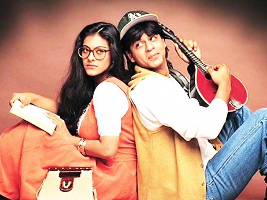  নয়াদিল্লি: অলটাইম ব্লকবাস্টার ফিল্ম ' DDLJ'৷ কম করে কয়েশো বার আমরা এি সিনেমা দেখেছি৷ তা-ও এখনও যদি কোনও টিভি চ্যানেলে দেখি DDLJ দেখানো হচ্ছে, সঙ্গে সঙ্গে হাঁটু মুড়ে বসে পড়ি আমরা৷ কিন্তু, জানেন কি, এই সিনেমা ঘিরে জড়িয়ে রয়েছে বহু অজানা তথ্য৷ তার মধ্যে সবচেয়ে উল্লেখযোগ্য যে, DDLJ-র নায়কের ভূমিকায় প্রথমে ভাবাই হয়নি শাহরুখ খানকে৷ তিনি পরিচালক আদিত্য চোপড়ার প্রথম পছন্দই ছিলেন না৷