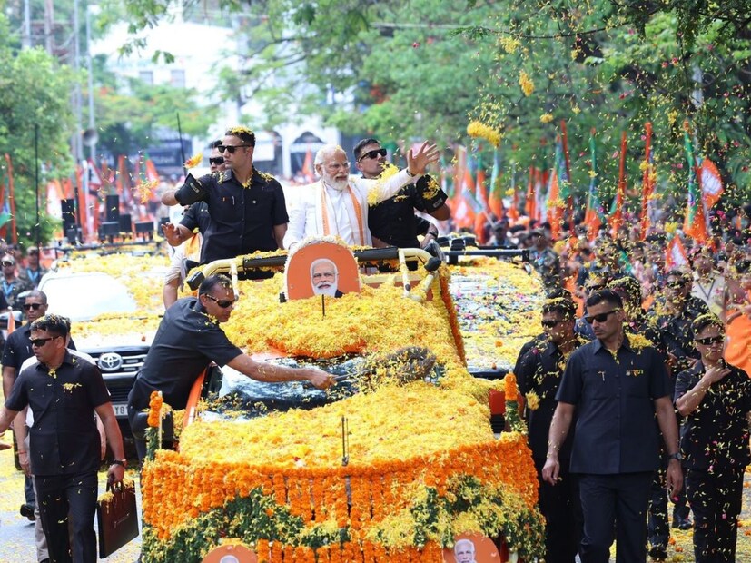 বেঙ্গালুরু: দোরগোড়ায় কর্নাটকের বিধানসভা নির্বাচন৷ রবিবেলায় বেঙ্গালুরুতে বিজেপির হয়ে শেষ লগ্নের প্রচারে নেমে রীতিমতো আসর জমিয়ে দিলেন প্রধানমন্ত্রী নরেন্দ্র মোদি৷ প্রায় ১০ কিলোমিটারের রোড শো, তারপরে জোড়াল বক্তৃতা৷ এদিনের বক্তৃতাতেও তার কণ্ঠে ঘুরে ফিরে এসেছে গান্ধি পরিবারের কথা৷ তবে দিনের শেষে সবচেয়ে বেশি নজর টেনেছে তাঁর রোড শো৷ যা ঘিরে সাধারণ মানুষের মধ্যে উন্মাদনা ছিল রীতিমতো চোখে পড়ার মতো৷