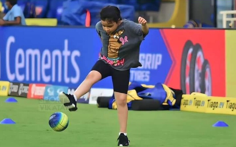 চেন্নাই সুপার কিংসের তরফে জিভার কয়েকটি ছবি ও ভিডিও শেয়ার করা হয়েছে।