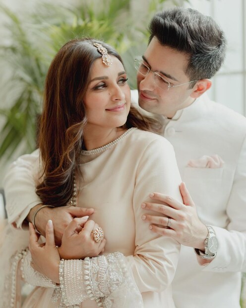 সম্প্রতি এক সংবাদমধ‍্যমের প্রতিবেদন অনুসারে, রাজস্থানে বিয়ের আসর বসবে। কিন্তু রিসেপশন হবে গুরগাঁও-তে। গত মাসে, দম্পতির বাবা-মা, পবন চোপড়া-রীনা চোপড়া এবং সুনীল চাড্ডা-অলকা চাড্ডা, গুরগাঁও-এর বিভিন্ন হোটেল পরিদর্শন করেছেন এবং খাবার খেয়ে দেখেছেন। 