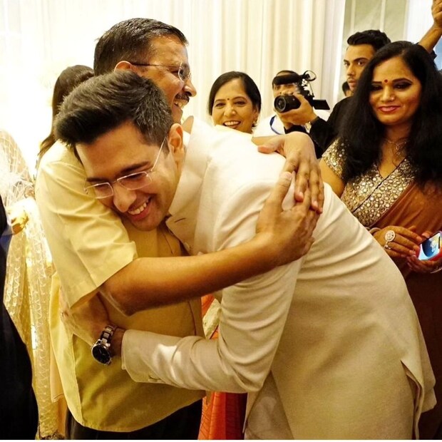 বর্তমানে রাঘব চাড্ডা আম আদমি পার্টির রাজ্যসভার সাংসদ। তিনি রাজ্যসভার সর্বকনিষ্ঠ সাংসদও বটে। রাজনীতির সঙ্গে রাঘবের পরিচয় ইন্ডিয়া এগেনস্ট করাপশন আন্দোলনের হাত ধরে। এই আন্দোলনে যোগ দিতে গিয়েই তাঁর সঙ্গে আলাপ হয় আম আদমি পার্টির নেতা অরবিন্দ কেজরিওয়ালের। তারপরেই তিনি আম আদমি পার্টিতে যোগদান করেন।
