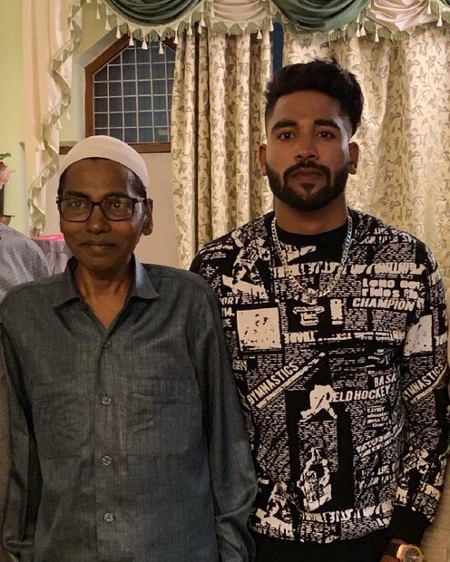 বাড়িতে চরম অর্থকষ্ট। তবুও তাঁর বাবা চেয়েছিলেন, ছেলে যেন ইঞ্জিনিয়ারিং পড়ে। তবে মহম্মদ সিরাজ ক্রিকেটার হতে চেয়েছিলেন। হয়েছেন। 