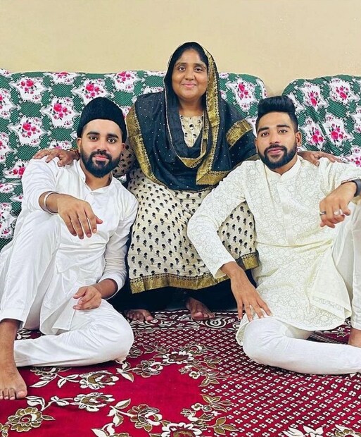 হায়দরাবাদের অত্যন্ত অভিজাত এলাকায় বাড়ি বানিয়েছেন সিরাজ। তবে তাঁর বাবা সেই বাড়ি দেখে যেতে পারেননি। সেই আক্ষেপ সিরাজের মন থেকে যায়নি। 