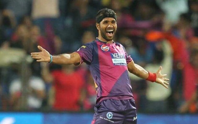 ভারতীয় দলের হয়ে টি-২০ তে অভিষেক হয়েছিল তাঁর। শ্রীলঙ্কার বিরুদ্ধে সেই ম্যাচে ৩ ওভার বোলিং করেছিলেন তিনি। এক উইকেট পেয়েছিলেন। তবে রান দিয়েছিলেন ৩৪। 