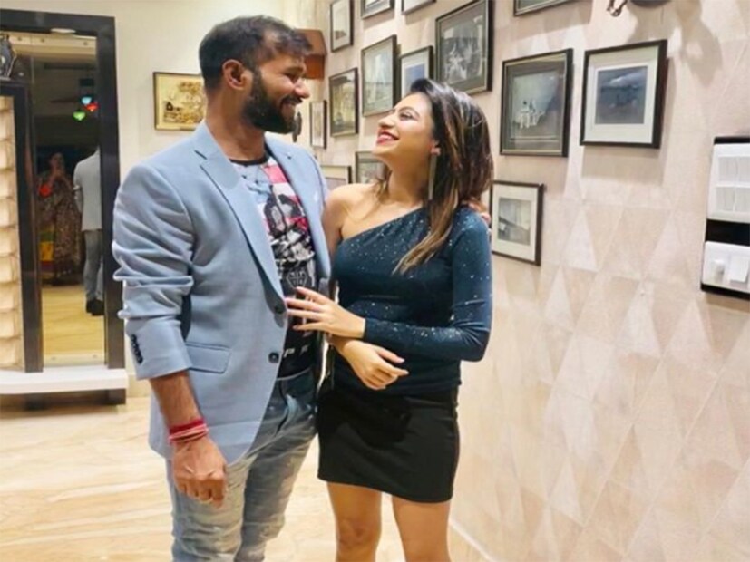 ২০০৪-০৫ মরশুমে তিনি কলকাতায় ট্রায়াল দেন। তাঁর বোলিং দেখে পছন্দ হয় কোচের। এর পর অশোক দিন্দা বাংলার হয়ে রনজি খেলেন। তবে তাঁর কেরিয়ার খুব বেশিদূর এগোয়নি। 