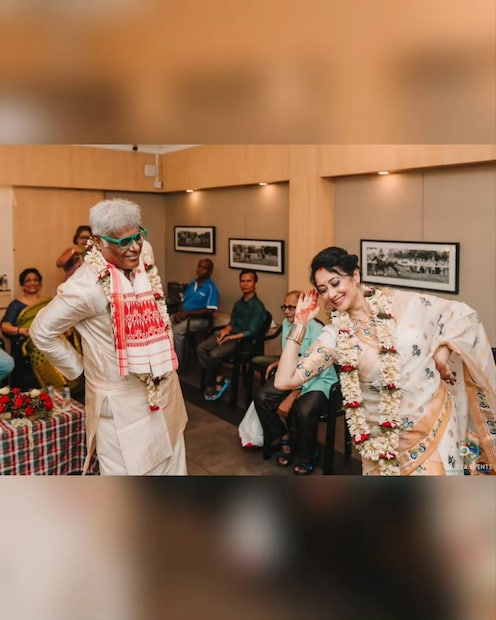 একটি ফ্যাশন শ্যুট করার সময়ে রূপালির সঙ্গে আশিসের আলাপ। সেই সময়েই ফোন নম্বর দেওয়া-নেওয়া, বন্ধুত্ব, এবং প্রেম। তার পর আরও কয়েক বছরের সম্পর্কের পর বিয়ে।