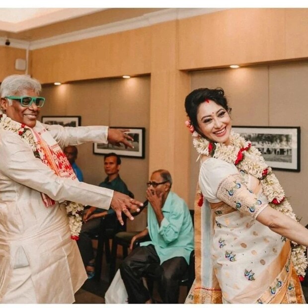 অন্যদিকে আনন্দে আত্মহারা ছিলেন আশিস-রূপালি। দুই পরিবারের উপস্থিতি দুই প্রৌঢ়ের বিবাহ সম্পন্ন হল। কলকাতার এক ক্লাবে নাচে গানে ভরিয়ে তোলেন নবদম্পতি।