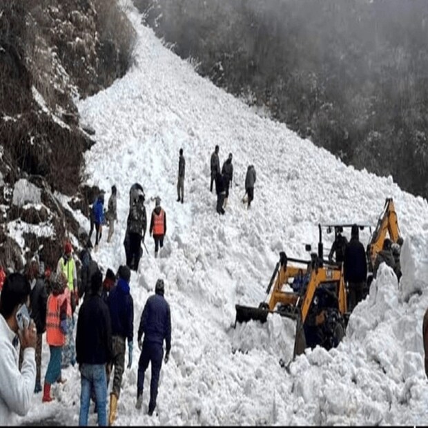 পাকিস্তানের গিলগিট-বাল্টিস্তান প্রদেশে শনিবার হঠাৎই ধস নামে। বরফের চাঁই ভেঙে পাহাড়ের ঢাল বেয়ে গড়িয়ে যায় নীচের দিকে। আচমকা এই দুর্যোগ থেকে বাঁচতে পারেননি অনেকেই। বরফের নীচে তাঁরা চাপা পড়ে যান। 