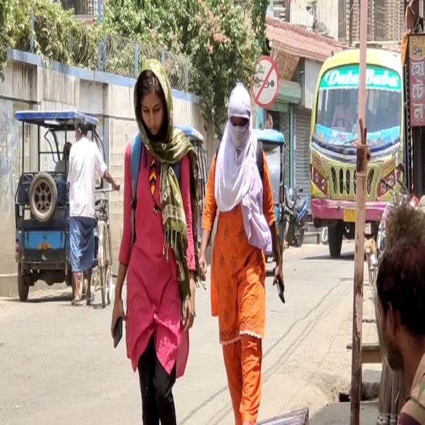 উল্লেখ্য, বৈশাখ মাসের শুরুতে তীব্র গরম সহ্য করতে হয়েছে দক্ষিণবঙ্গের মানুষকে। এমনকী উত্তরবঙ্গেও তাপমাত্রা বেড়েছিল অনেকটা। তবে তারপর বিগত সপ্তাহে বৃষ্টিপাত হয়েছে দক্ষিণবঙ্গের জেলাগুলিতে। বৃষ্টি হয়েছে উত্তরবঙ্গেও। স্বাভাবিক ভাবেই অস্বস্তিকর গরম থেকে পাওয়া গিয়েছিল স্বস্তি। বন্ধ হয়েছিল তাপপ্রবাহ।