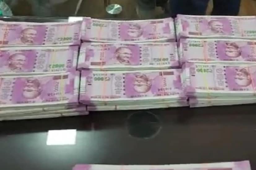 ২০১৬ সালে নোট বাতিলের পরই বাজারে আনা হয়েছিল ২০০০ টাকার নোট৷ আরবিআই-এর দাবি, যে উদ্দেশ্যে এই ২০০০ টাকার নোট বাজারে আনা হয়েছিল, তা পূরণ হয়েছে৷ কারণ বাজারে এখন অন্যান্য কম মূল্যের নোট পর্যাপ্ত পরিমাণে রয়েছে৷ 