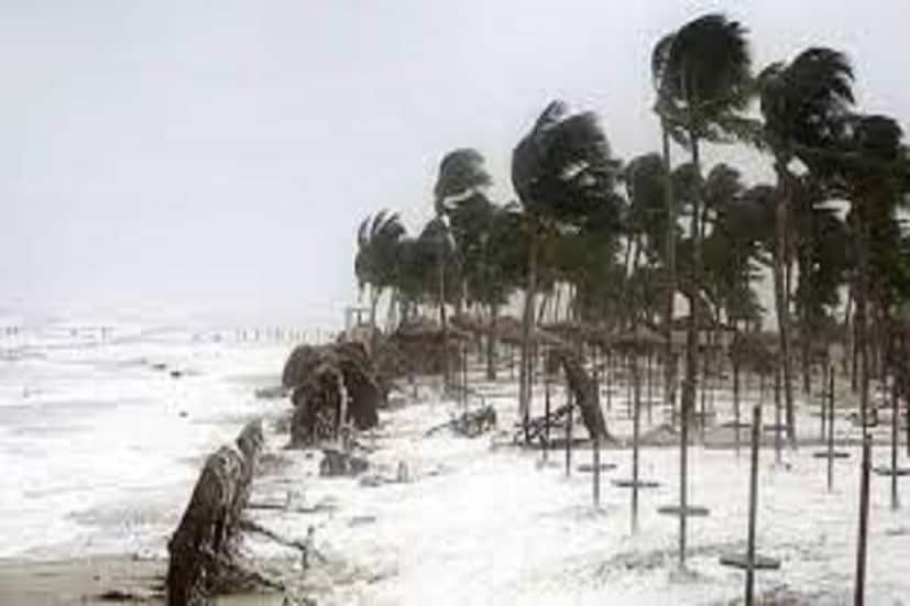 পরিস্থিতি মোকাবিলা করার জন্য খোলা হয়েছে কন্ট্রোল রুম। জেলায় জেলায় প্রশাসনিক কর্তারা সরেজমিনে সবকিছু খতিয়ে দেখছেন। লালবাজার ও কলকাতা পুরসভা তরফ থেকেও খোলা হয়েছে কন্ট্রোল রুম। ৯৪৩২৬১০৪৫০ (হোয়াটসঅ্যাপ), ২২১৪১৮৯০৩, ২২৫০৫০৩৩৪, ২২৫০৫০৪৪৫, ২২৫০৫১৪৬ নম্বরগুলি জারি করা হয়েছে।