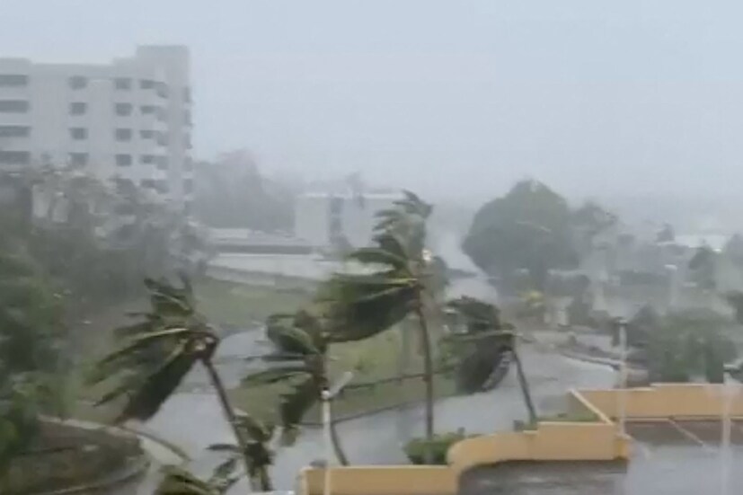 গাছপালা, বিদ্যুতের খুঁটি এবং মোবাইল টাওয়ার ভেঙে গিয়েছে। বিদ্যুৎহীন হয়ে পড়েছে ৫১ হাজারের বেশি ঘরবাড়ি। প্রায় ৩০ ফুট উঁচু জলোচ্ছ্বাস রেকর্ড করা হয়।
