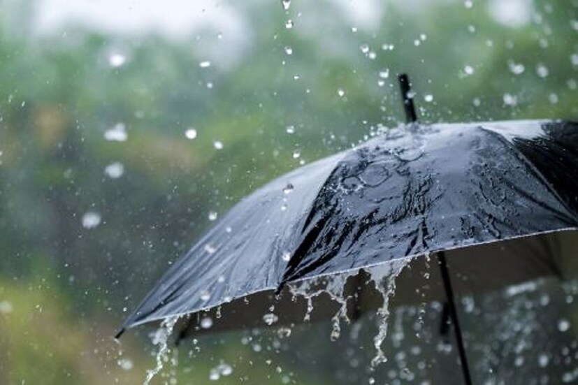বৃহস্পতিবার থেকেই আবহাওয়ার পরিবর্তন। হতে পারে বৃষ্টি। শ্রীনিকেতন হাওয়া অফিসের পূর্বাভাস সেই দিকেই ইঙ্গিত করছে। দুপুর থেকেই জেলার আকাশ ঢেকেছে মেঘে। সঙ্গে রয়েছে ঝোড়ো হাওয়া এবং মেঘের গর্জন তাতেই স্বস্তিতে জেলাবাসী। (Reported By: Subhadip Pal)
