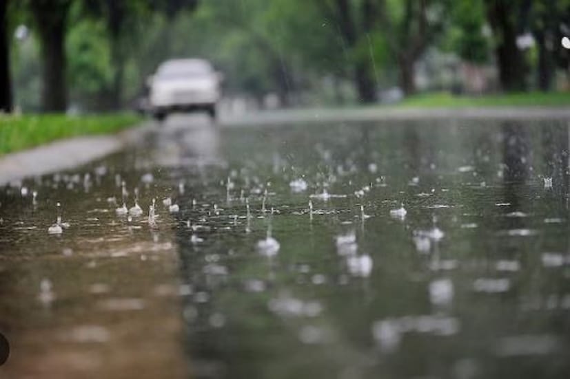 সকাল থেকে ভ্যাপসা গরম থাকার পরে অবশেষে বিকেল গড়াতেই ঝাঁপিয়ে নামলো বৃষ্টি। পশ্চিম মেদিনীপুরের একাধিক ব্লক এবং ঝাড়গ্রামের সাঁকরাইল, রোহিনী সহ একাধিক জায়গা শুরু হল বজ্র বিদ্যুৎ সহ বৃষ্টি। তবে কি মোকার প্রভাবে শুরু হয়েছে বৃষ্টি? আশঙ্কা সাধারণ মানুষের। ( Reported By: Ranjan Chanda) 