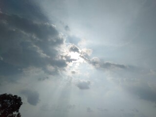 মেঘে ঢাকা সূর্য 