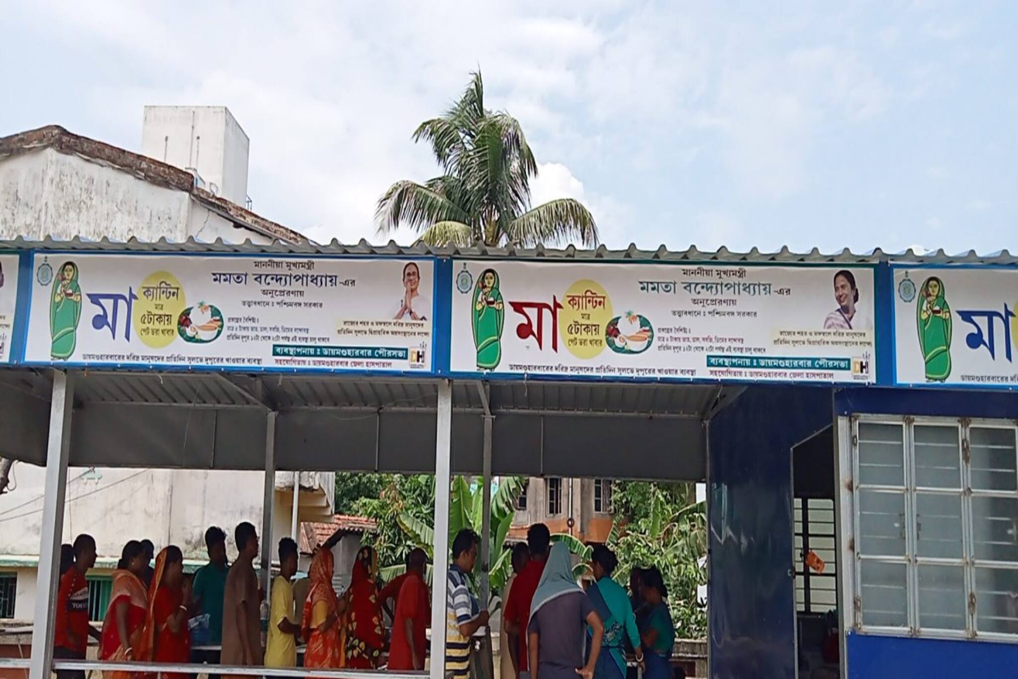 হাসপাতাল চত্বরে মাত্র ৫ টাকা মিলছে ডিম-ভাত