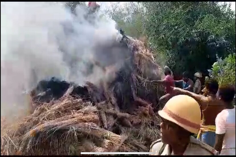 তবে কী করে হঠাৎ এই আগুন লাগলো তা কেউ বুঝতে পারিনি । এই ভয়াবহ আগুন দেখে কিছু মানুষ আগুন নেভাতে যায়  আগুন নেভাতে গিয়ে গ্রামেরই একজন আগুনে পরে গিয়ে আহত হয়। আমরা আগুন দেখে দমকলে ফোন করি। দমকলে খবর দেওয়ার কিছুক্ষণ পর দমকলকর্মীরা এসে আগুন নিয়ন্ত্রণে আসে। 
