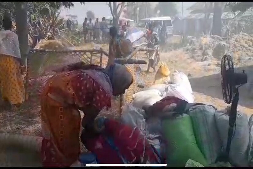 তাঁকে ভর্তি করা হয়েছে সিউড়ি সুপার স্পেশালিটি হাসপাতালে , এই ভয়াবহ আগুনে পুড়ে ছাই দুই থেকে তিনটি মাটির বাড়ি ও বেশ কয়েকটা ধানের পালুই। হঠাৎই আগুন লেগে যায় সিউড়ি ২ নম্বর ব্লকের অন্তর্ভুক্ত পুরন্দরপুর গ্রাম পঞ্চায়েতের ইন্দ্রগাছা গ্রামে।