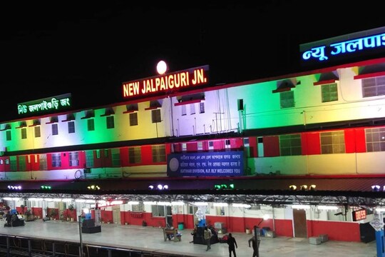 যাত্রী চলাচলে উত্তরপূর্ব ভারতের তৃতীয় সর্ববৃহৎ স্টেশন হিসেবে স্থান এনজেপির
