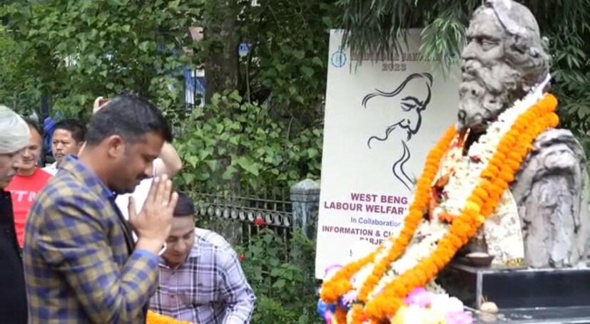  আজ মংপুতে বিশ্বকবির আবক্ষ মূর্তিতে মাল্যদান করে শ্রদ্ধার্ঘ্য জানান, জিটিএর চিফ এগজিকিউটিভ অনীত থাপা, দার্জিলিংয়ের জেলাশাসক এস পুন্নমবলম সহ অন্য বিশিষ্টজনেরা। পরে নাচে, গানে বিশ্বকবিকে প্রণাম জানায় শিল্পীরা।