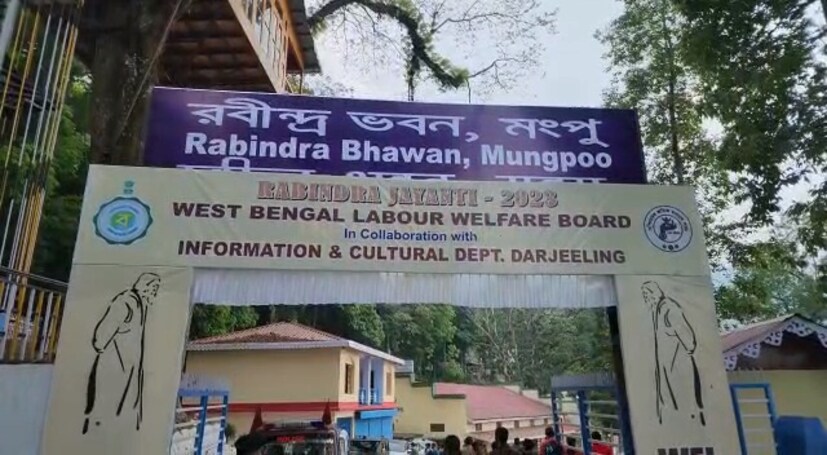 মিলনী ক্লাবের উদ্যোগে আয়োজিত কবি প্রণাম অনুষ্ঠানে অংশ নেন পর্যটকেরাও।এসেছিলেন বাংলাদেশ থেকে পর্যটকেরাও। রবীন্দ্রনাথের গান, আবৃত্তির মধ্য দিয়ে কবিকে শ্রদ্ধা জানানো হয়। মিলনী ক্লাবের কর্তা সুব্রত মান্না জানান, প্রতিবারের মতোই এর আয়োজন করা হয়। শীঘ্রই ভবনটি সংস্কারের কাজ শুরু করা হবে। এর জন্যে অর্থও বরাদ্দ করেছে রাজ্য।