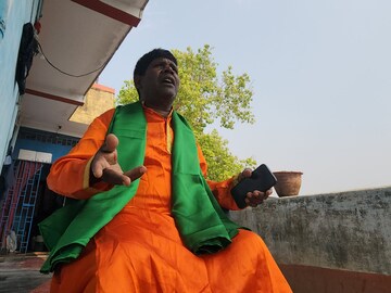 এবার ভাড়া বাড়ি ছেড়ে পুনরায় নিজের বাড়ি ফিরলেন বীরভূমের বাদাম কাকু ভূবন বাদ্যকর