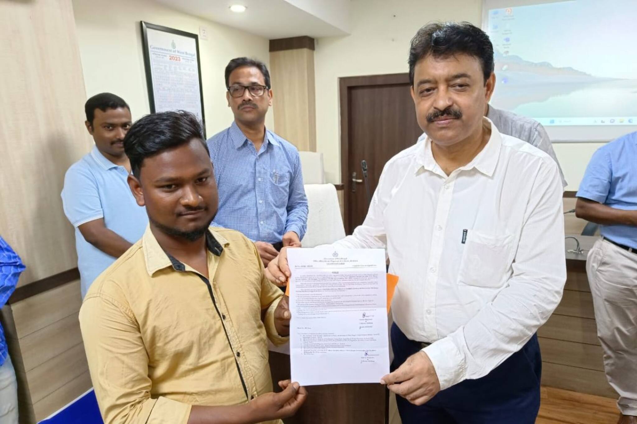 এবার গ্রুপ ডি পদে চাকরি পেল আরও ২৫ জন, হাতে তুলে দেওয়া হল সরকারি নিয়োগপত্র