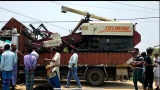 ধান কাটার গাড়ি নিয়ে যাওয়ার সময় গাড়ীর সাথে ১১ হাজারের বিদ্যুত তার ঠিকে মৃত ২