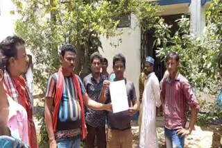 বাবার মৃতদেহ নিতে মেদিনীপুর মেডিক্যালের মর্গে পরিবার 