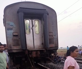 এভাবে খুলে যায় দুটি বগি