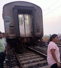 এভাবে খুলে যায় দুটি বগি