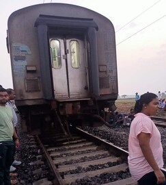 এভাবে খুলে যায় দুটি বগি