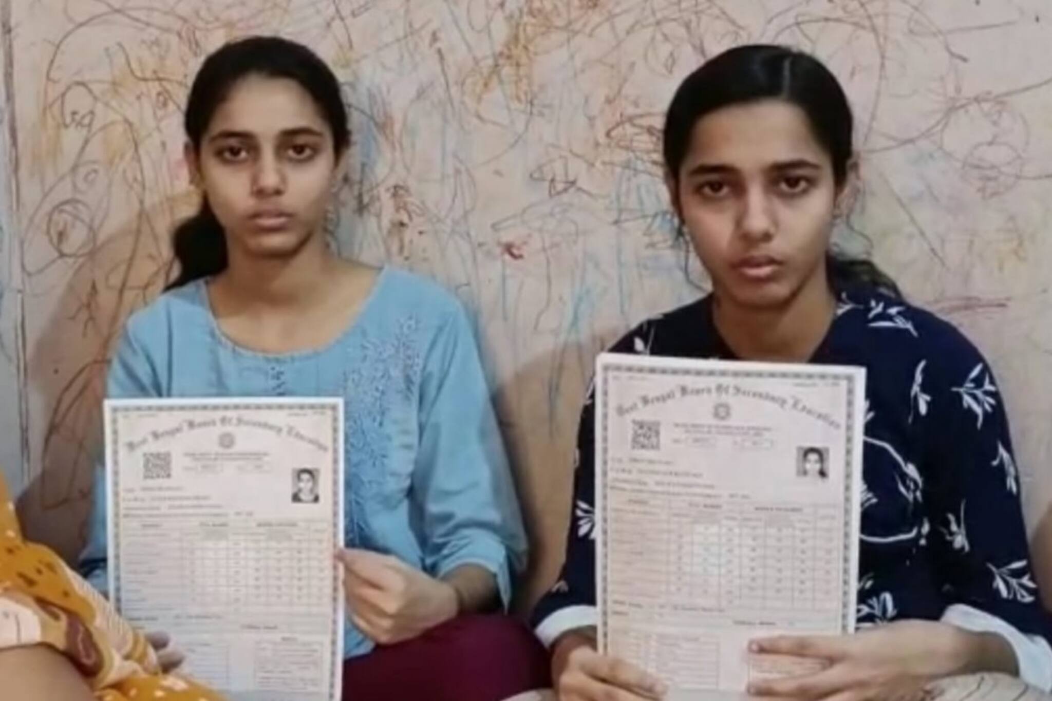 দুই জমজ বোনের দুর্দান্ত রেজাল্টে তাক লেগে গেল গ্রামবাসীদের