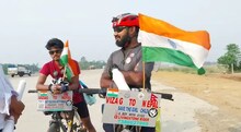 কন্যা সন্তান রক্ষা এবং বেটি বাঁচাও বেটি পড়াও বার্তা দিতে সাইকেল যাত্রা দুই যুবক